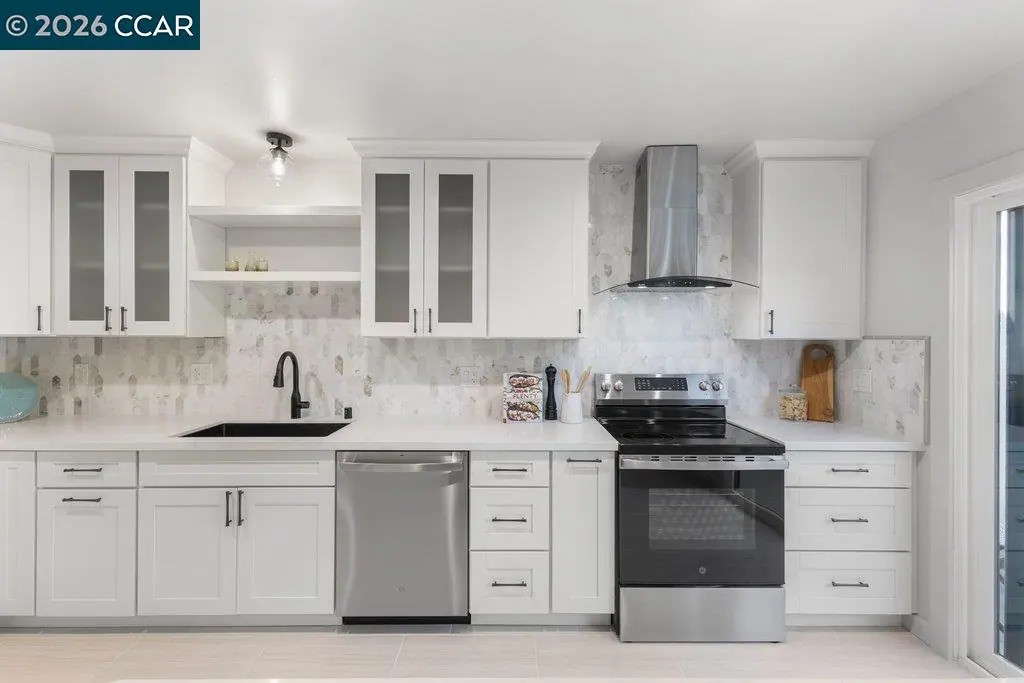 3674 Rossmoor PKWY #5 — Kitchen — range wall