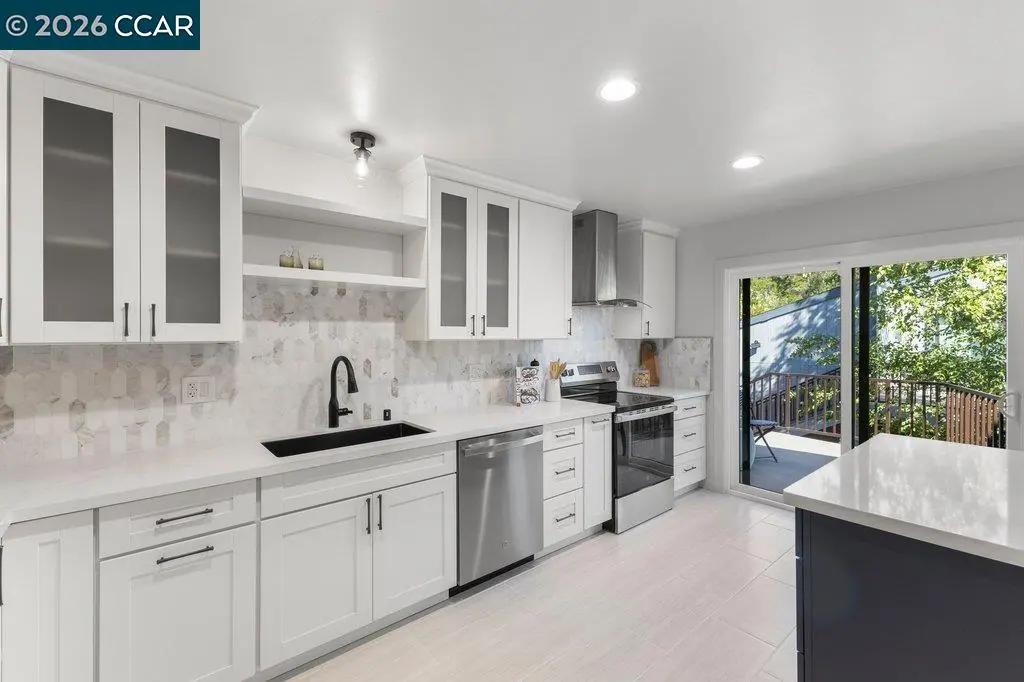 3674 Rossmoor PKWY #5 — Kitchen — sink wall