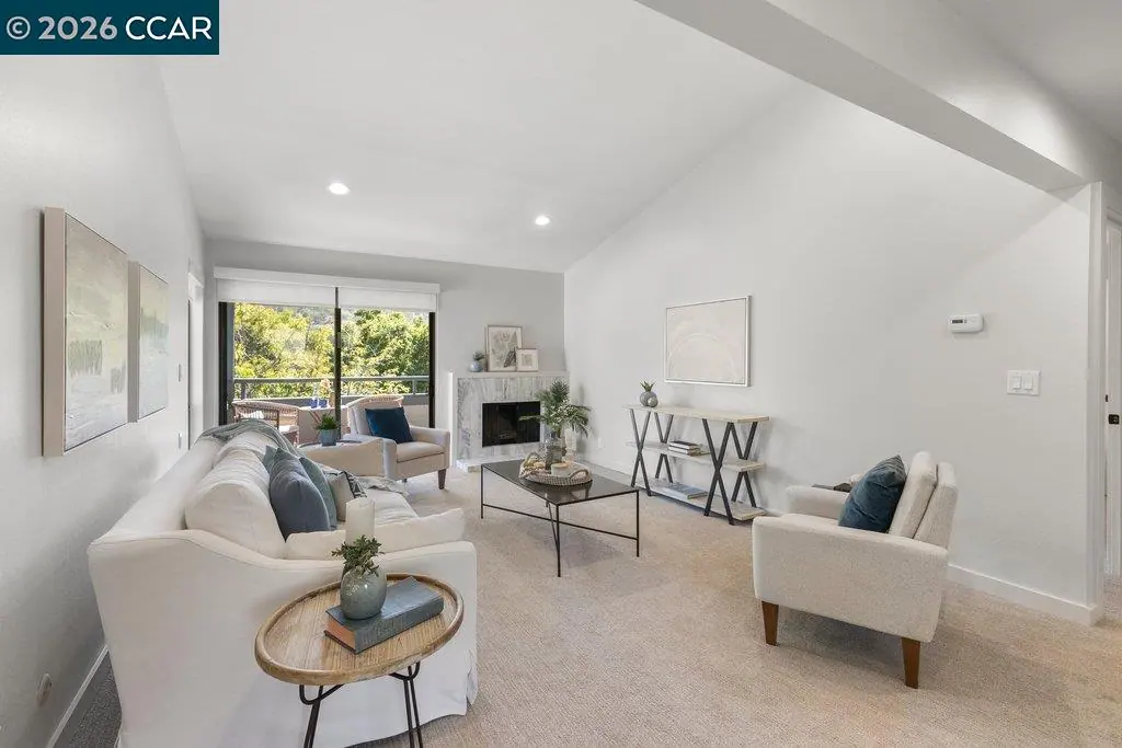 3674 Rossmoor PKWY #5 — Living room
