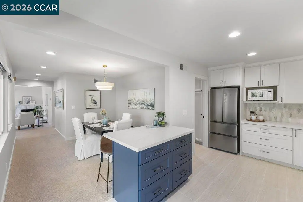 3674 Rossmoor PKWY #5 — Dining, toward the kitchen