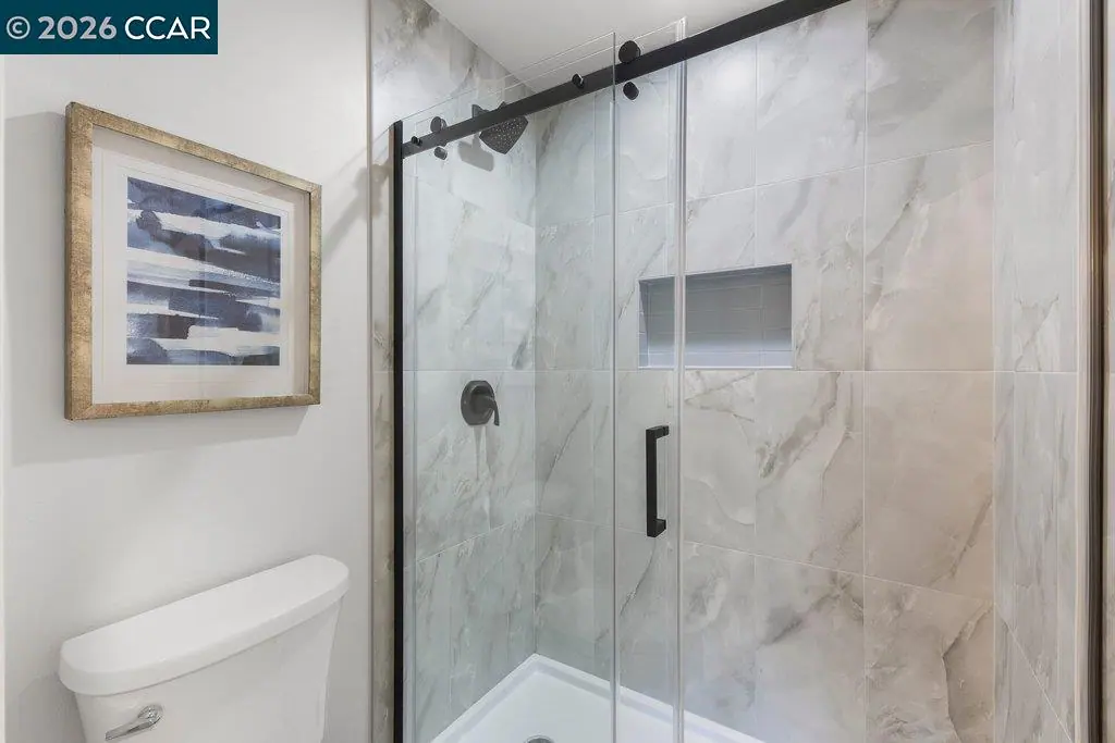 3674 Rossmoor PKWY #5 — Hall bathroom