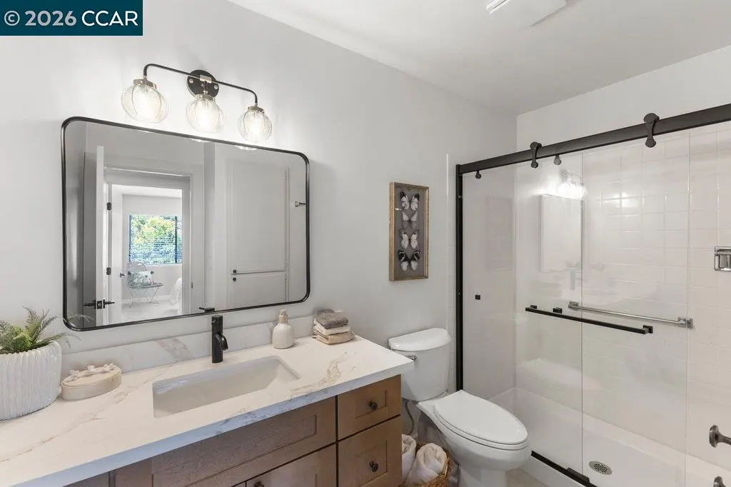3674 Rossmoor PKWY #5 — Second bathroom