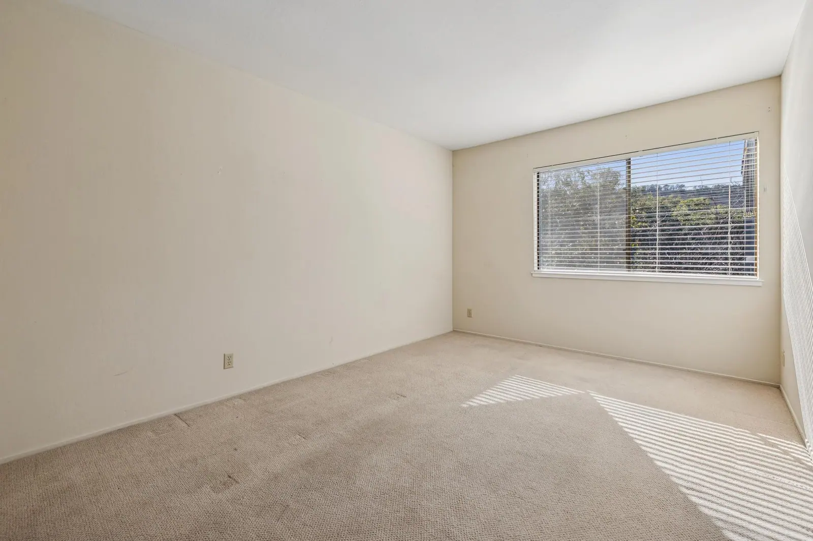 3674 Rossmoor PKWY #5 — Bedroom, before