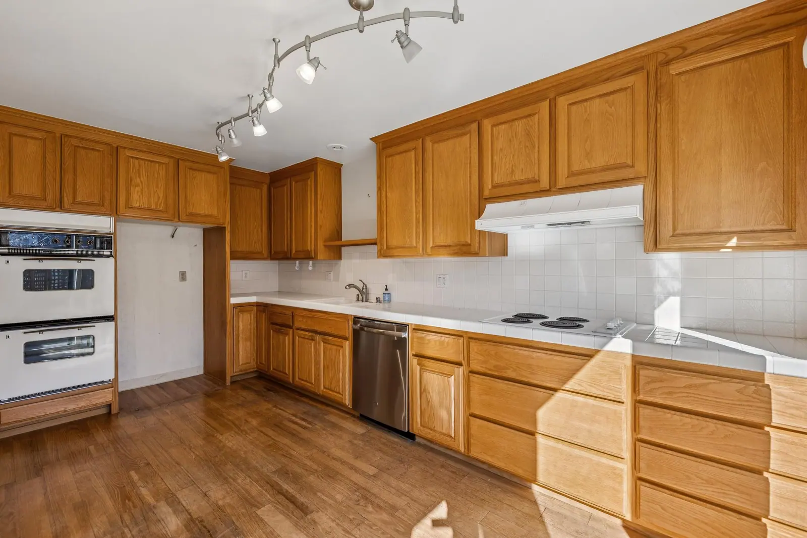 3674 Rossmoor PKWY #5 — Kitchen — range wall, before